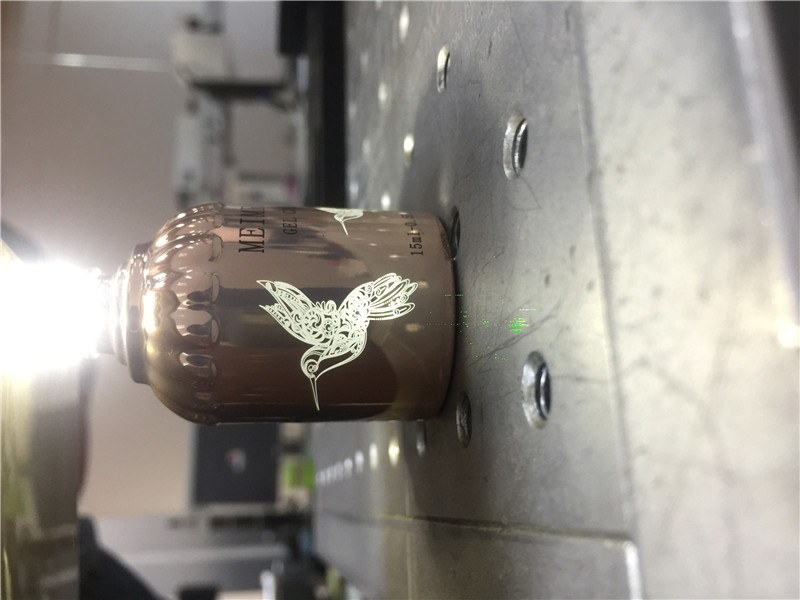 Láser UV DPSS de 355 nm utilizado para pelar pintura en botellas de plástico