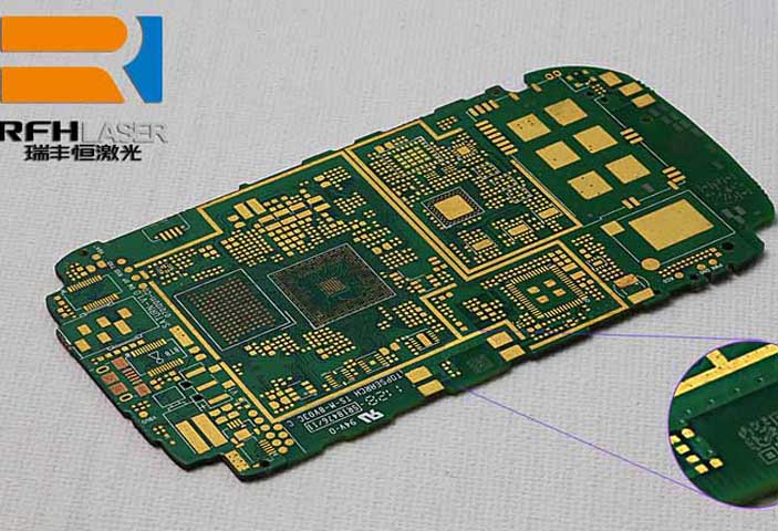 Código QR de marcado láser UV en placa PCB