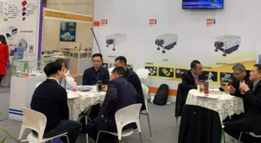 High power UV laser cutting machine cuts carbon fiber materials with high speed, smooth and burr free