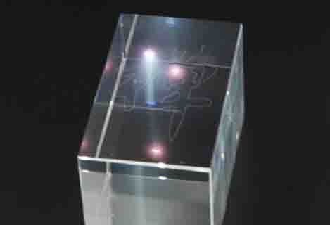 High-Power 355 nm Ultraviolet Laser engraving  crystal 3D word